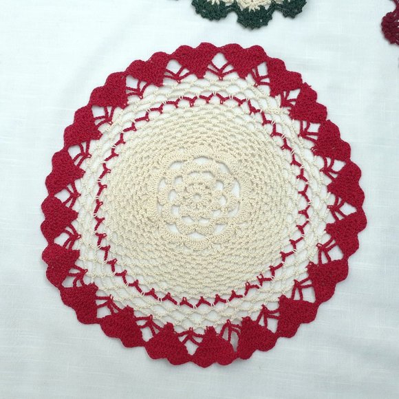Vintage Doilies. Set of 4. Christmas holiday themed. Hand crafted. Varied sizes - Picture 8 of 11